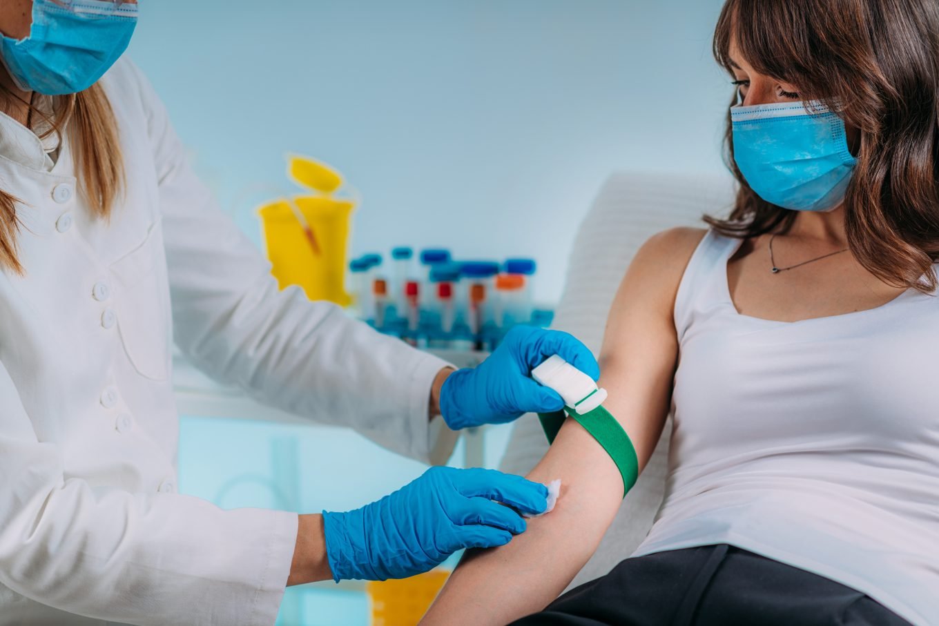 An athletic woman undergoing Vo2 Max Testing with accompanying vital metrics